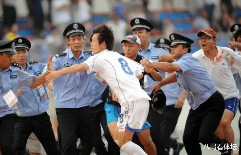 中国足球首位终身禁赛球员，因祸得福成为学霸(2)