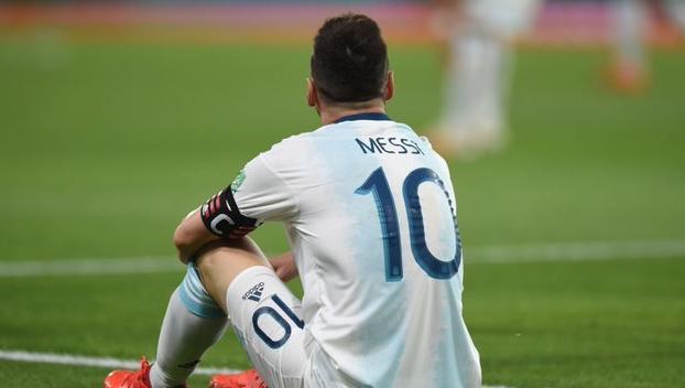梅西赛后独坐草坪，背影又心酸！还是带不动阿根廷，最后的机会(1)