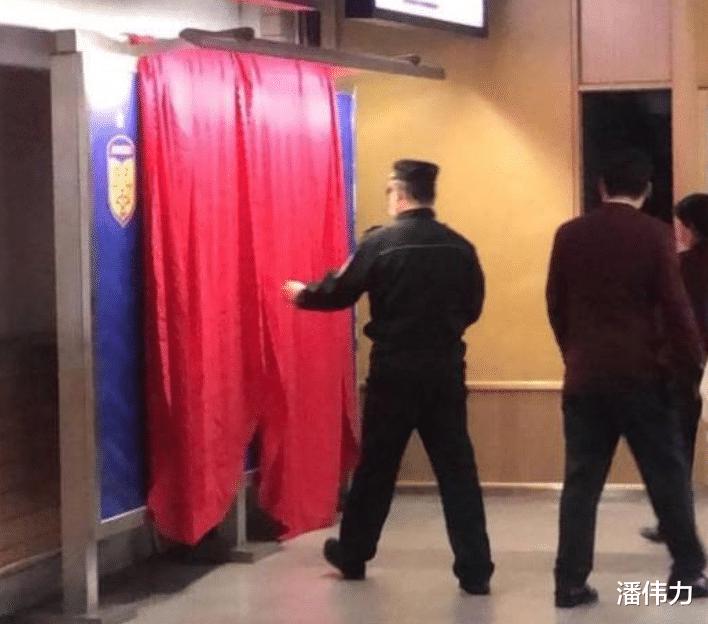申花主场地铁站突现“江苏是冠军”广告，安保人员紧急用布遮盖(3)