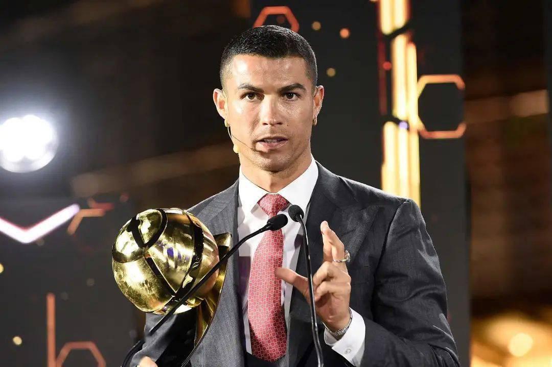 2020环球足球奖颁奖，C罗获世纪最佳球员，成为21世纪前20年的最强王者(2)