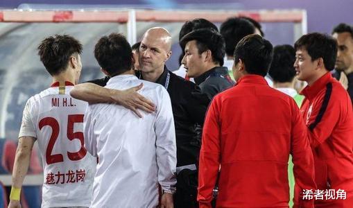 凌晨0点! 中国足球传来重磅消息: 中超名帅做出争议决定, 深足遭重创(4)