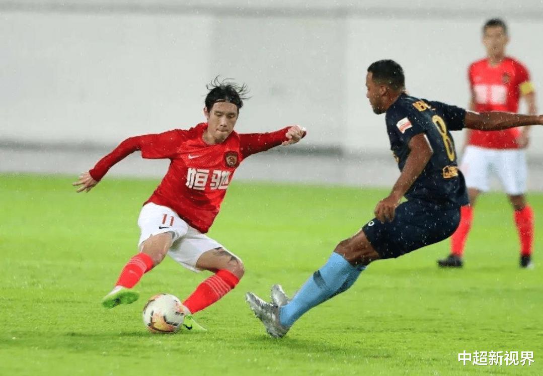 广州足球队中场年轻球员发挥的好坏影响球队联赛开局阶段的成绩(1)