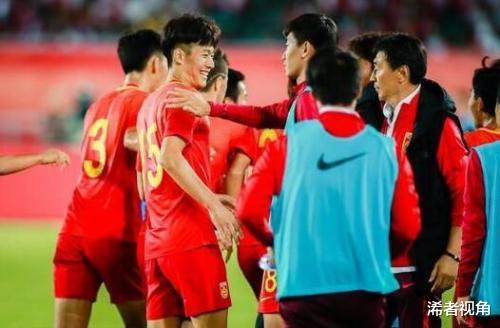 凌晨4点! 中国足球传来喜讯：欧洲名帅做出严格决定，国足成大赢家(5)