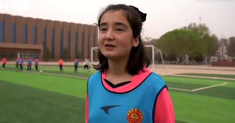维族女孩库尔班: 中国女足还没有维族姑娘, 希望我能成为第一个(1)