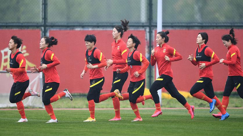 决战在即！中国女足雨中训练不放松，韩国队自信：取消官方训练(1)
