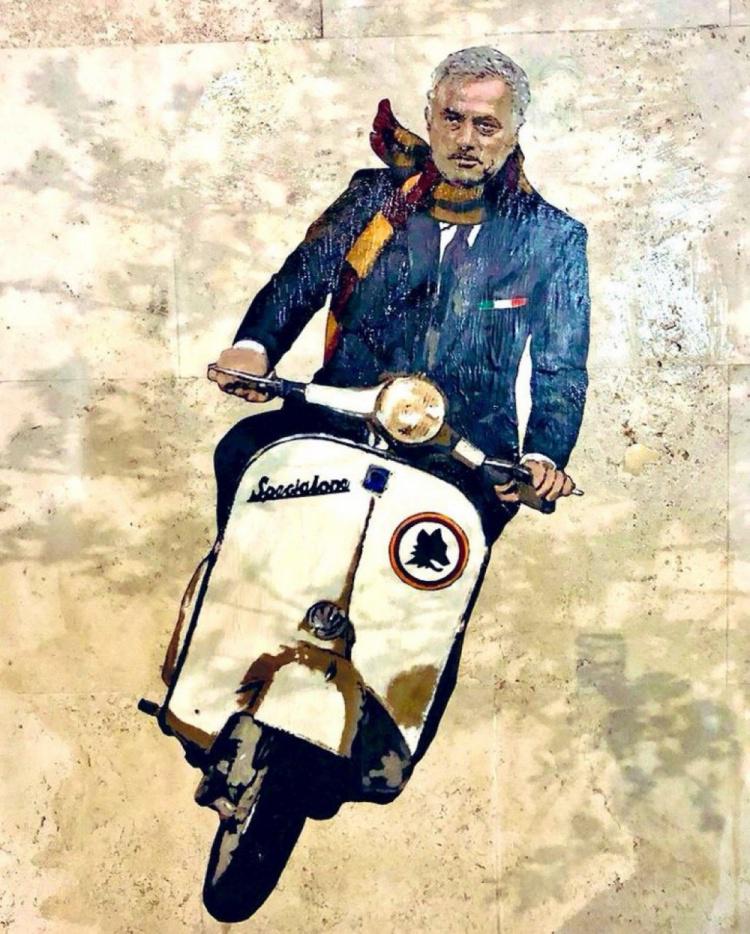 骑着心爱的小摩托! 穆里尼奥壁画出现在罗马街头(1)