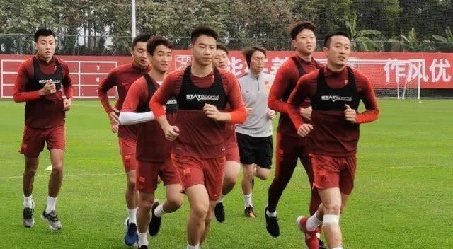 越南媒体：中国5名归化球员被视为灵丹妙药，靠他们也很难进12强(2)