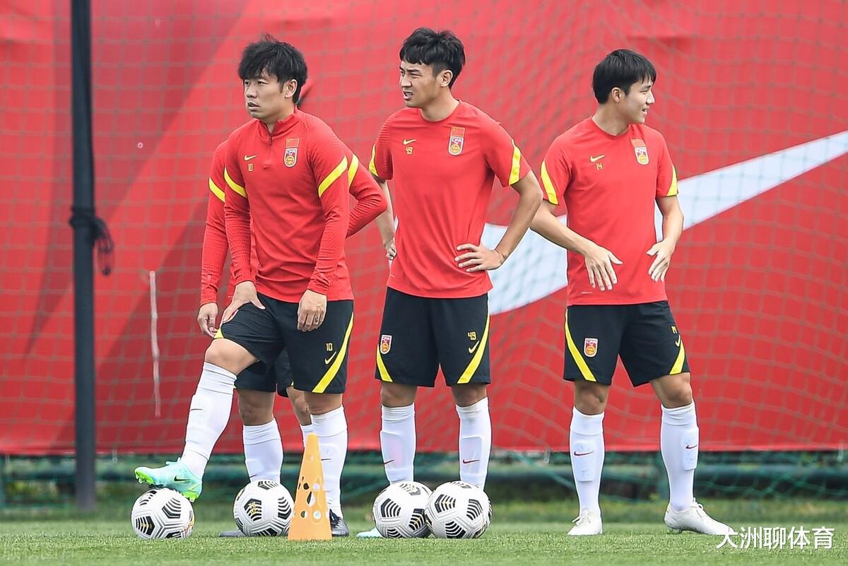 下午13点！中国足球传来好消息：留洋女足再获冠军，中国男足加油(4)