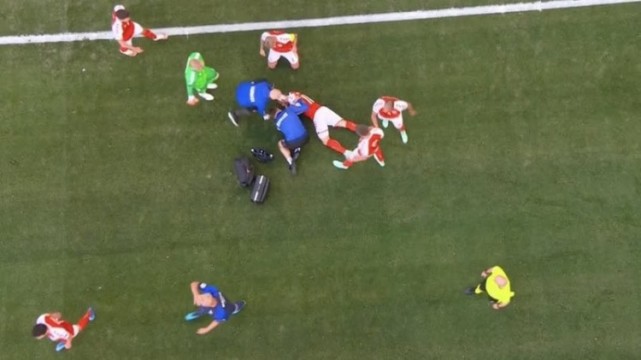 突然！欧洲杯丹麦VS芬兰比赛暂停！国米名将休克倒地，队医进场急救(3)