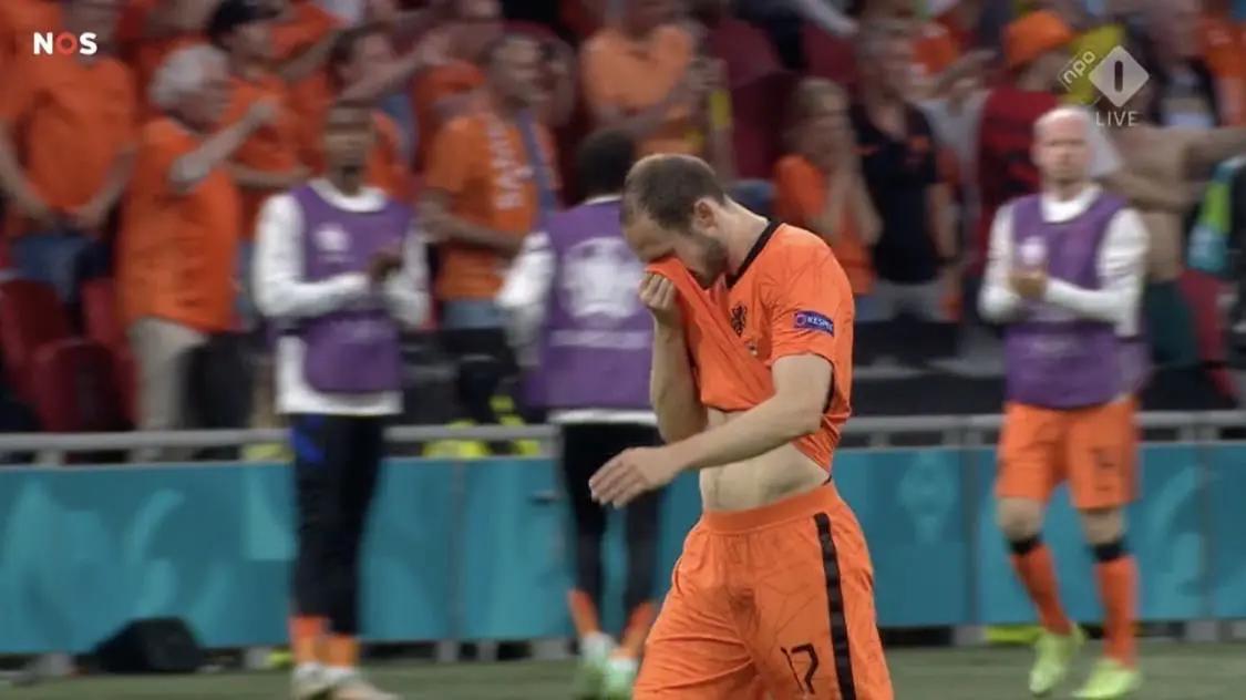 勇敢的心！荷兰31岁老将泪洒欧洲杯：过去2年被心脏病困扰(3)