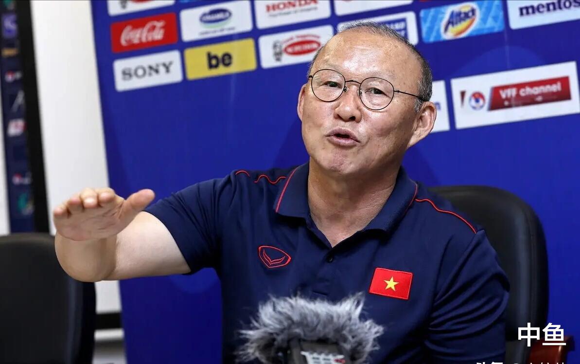 越南足球专家直言，中国足球亚洲4流，国足就是个大礼包，越南最少在中国身上拿4分(1)
