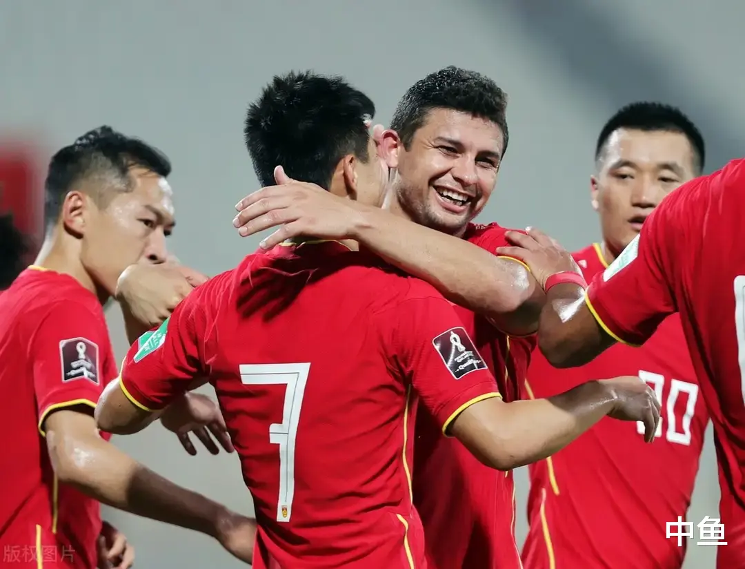 越南足球专家直言，中国足球亚洲4流，国足就是个大礼包，越南最少在中国身上拿4分(2)