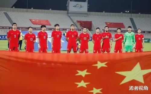 重磅！国足跟队名记曝出争议猛料：中国足球遭重创，球迷骂声一片(1)