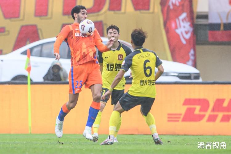 重磅！国足跟队名记曝出争议猛料：中国足球遭重创，球迷骂声一片(2)