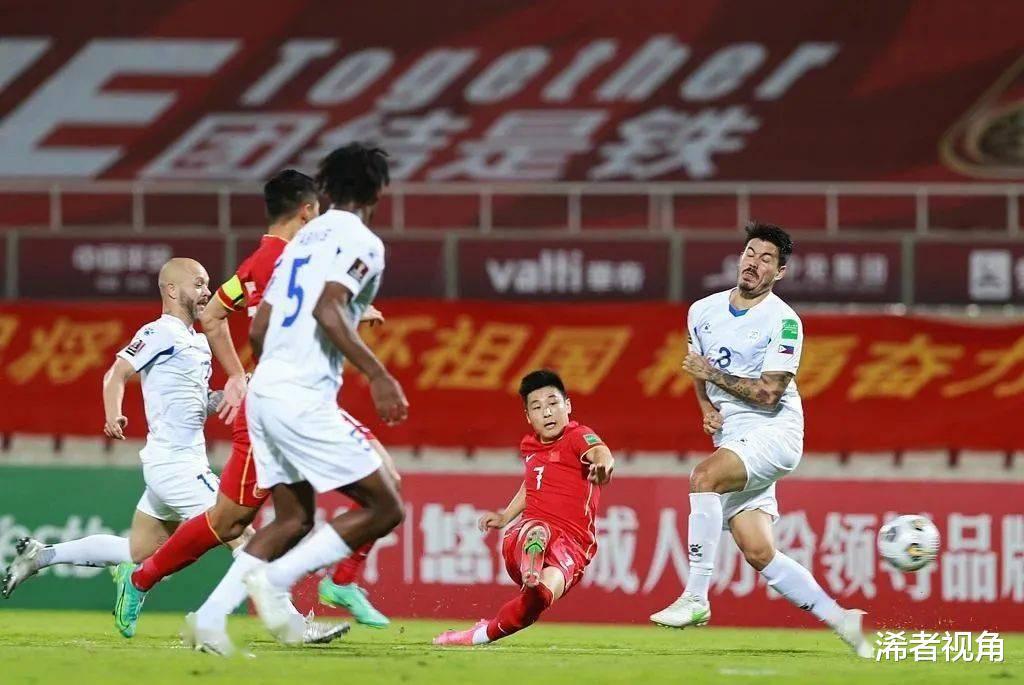 重磅！国足跟队名记曝出争议猛料：中国足球遭重创，球迷骂声一片(3)
