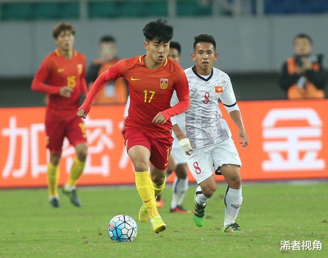 重磅！国足跟队名记曝出争议猛料：中国足球遭重创，球迷骂声一片(4)
