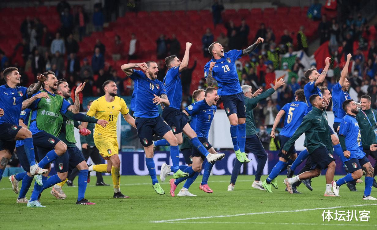 赢了！意大利全队冲入球场狂欢，不忘重伤功勋，队友穿他球衣庆祝(1)