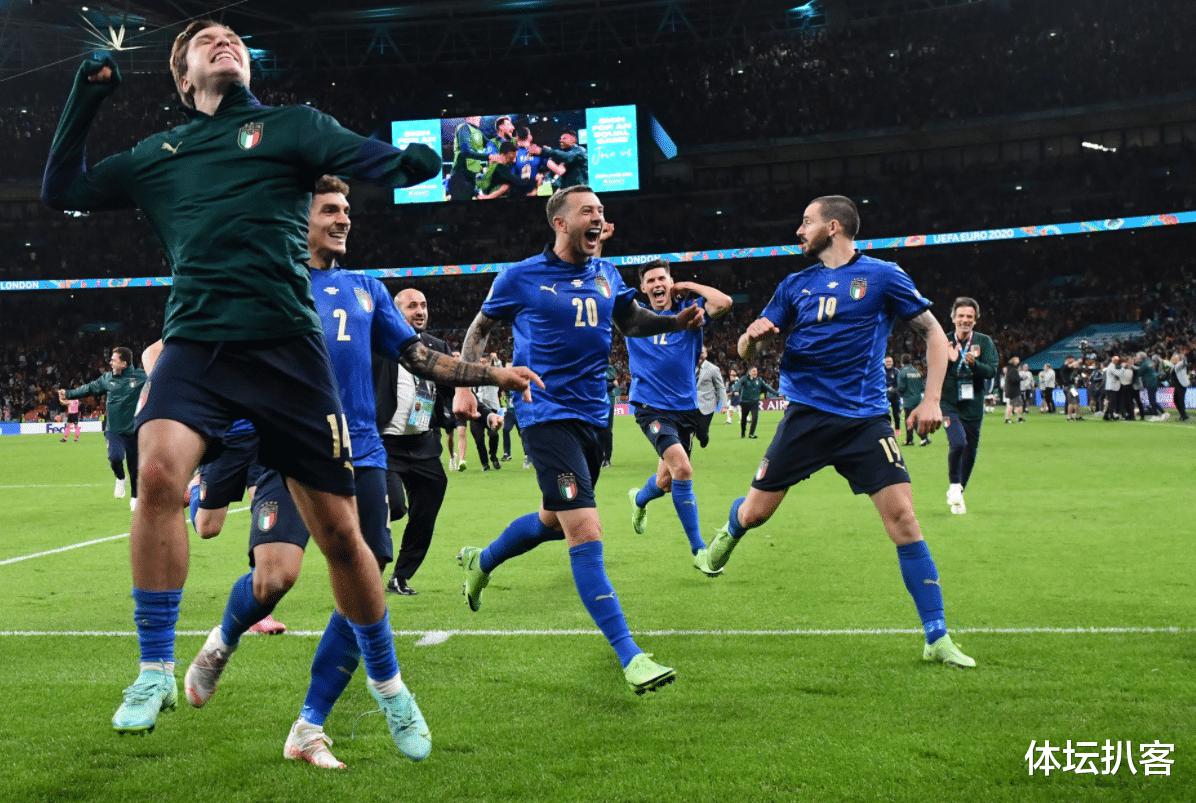 赢了！意大利全队冲入球场狂欢，不忘重伤功勋，队友穿他球衣庆祝(2)