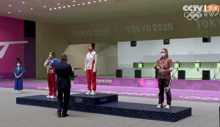 升国旗、奏国歌！国际奥委会主席巴赫颁发奖牌，杨倩登上最高领奖台(5)