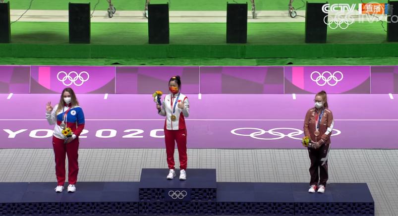 升国旗、奏国歌！国际奥委会主席巴赫颁发奖牌，杨倩登上最高领奖台(6)