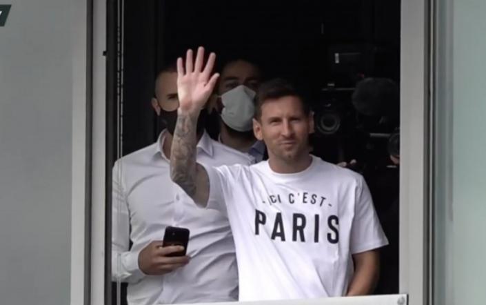终于来了！梅西身穿巴黎T恤现身机场，球迷疯狂：放烟花庆祝球王(2)