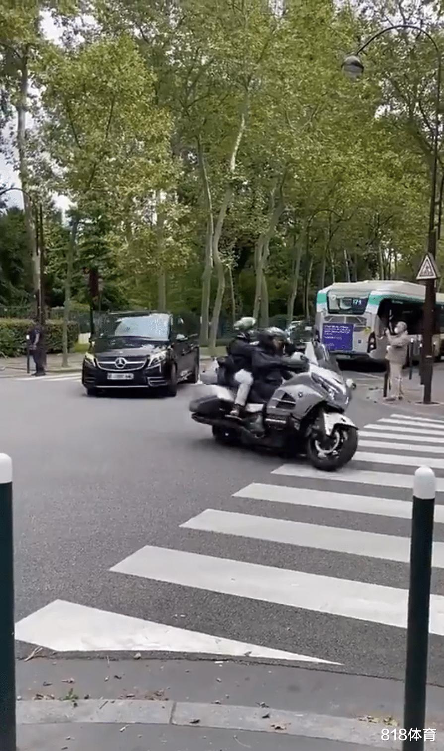 总统待遇! 梅西抵达巴黎体检, 3辆警车开道3辆殿后, 上百防暴警察封路(2)