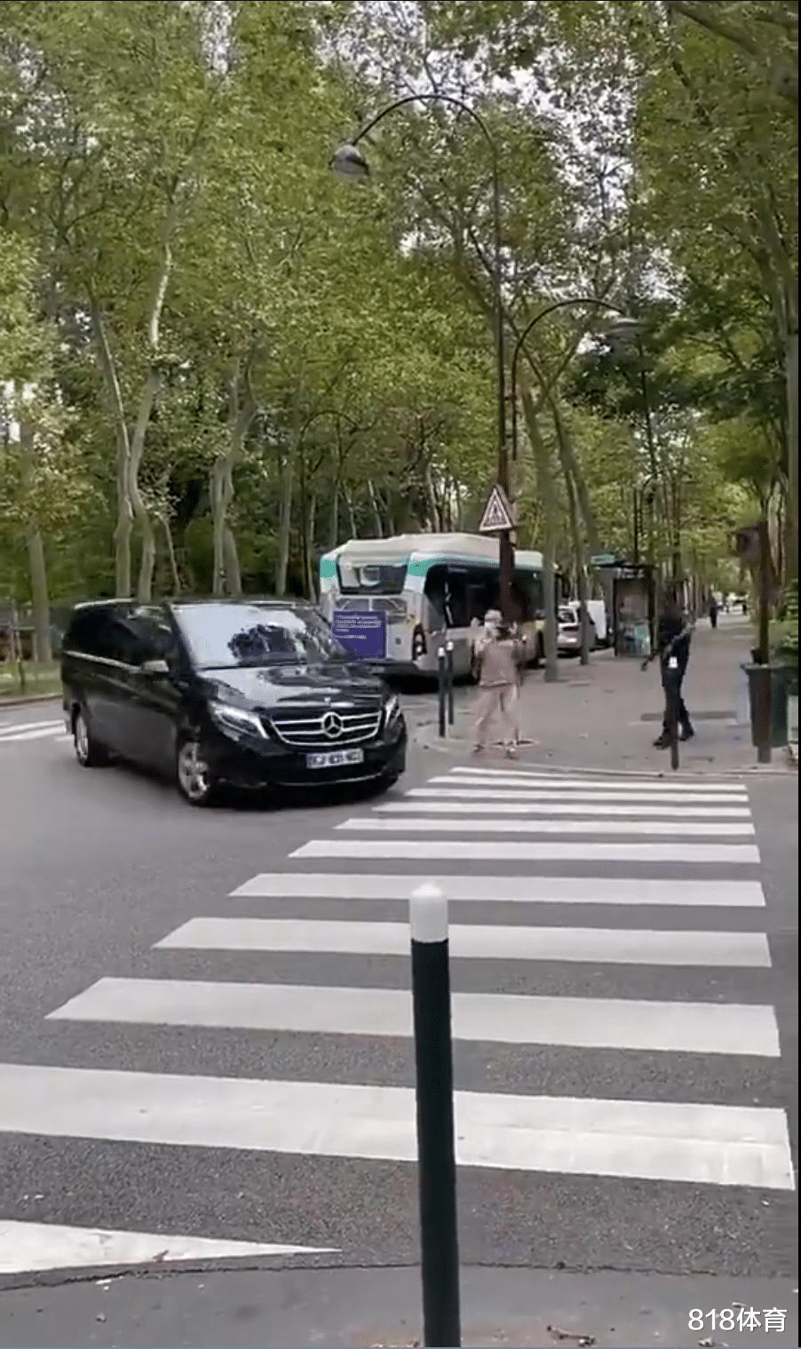 总统待遇! 梅西抵达巴黎体检, 3辆警车开道3辆殿后, 上百防暴警察封路(3)