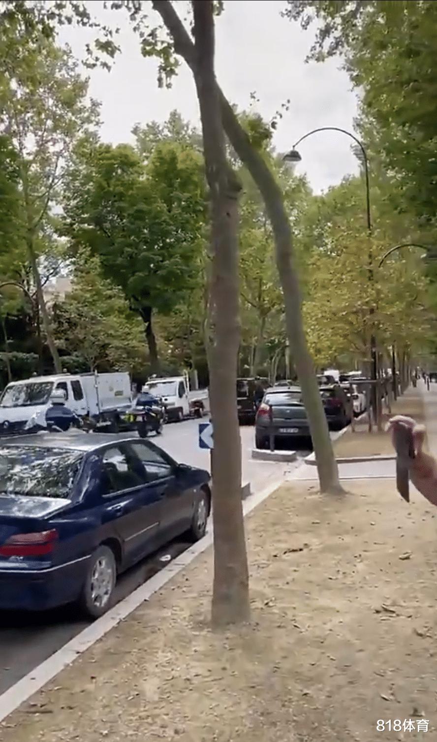 总统待遇! 梅西抵达巴黎体检, 3辆警车开道3辆殿后, 上百防暴警察封路(4)