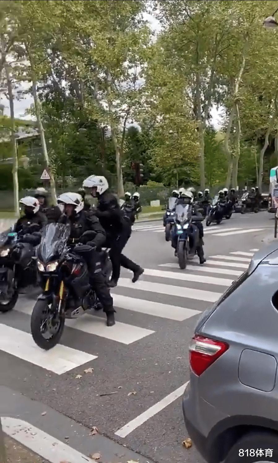 总统待遇! 梅西抵达巴黎体检, 3辆警车开道3辆殿后, 上百防暴警察封路(5)