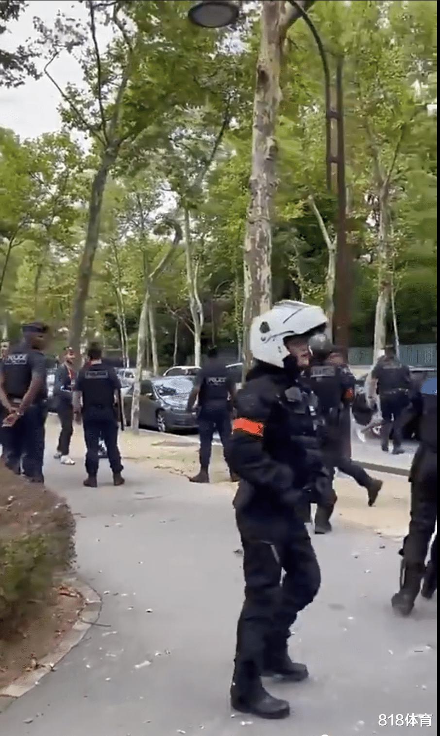 总统待遇! 梅西抵达巴黎体检, 3辆警车开道3辆殿后, 上百防暴警察封路(6)