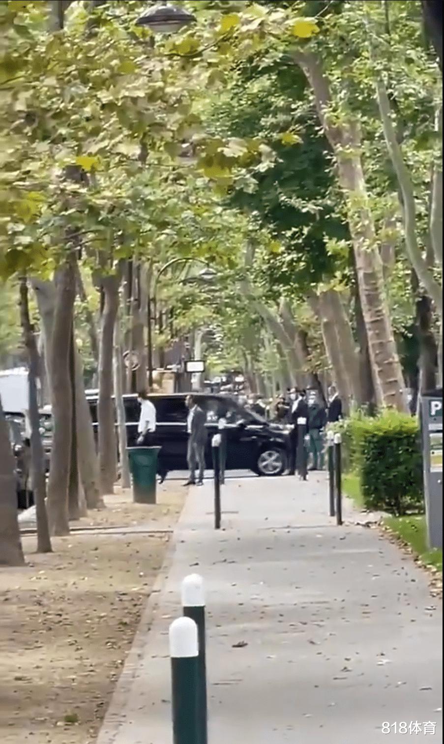 总统待遇! 梅西抵达巴黎体检, 3辆警车开道3辆殿后, 上百防暴警察封路(7)