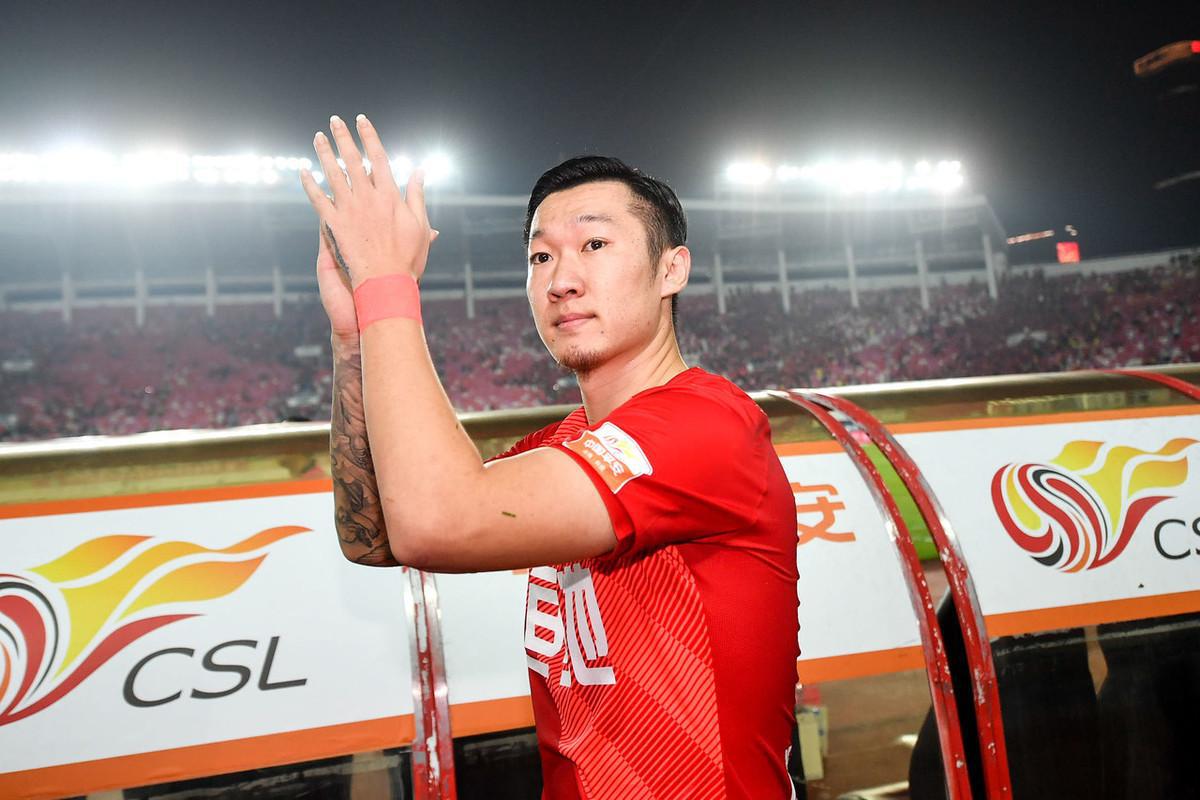 他幸亏没有留在广州队，如今在新东家被当成核心，还入选了国足(4)