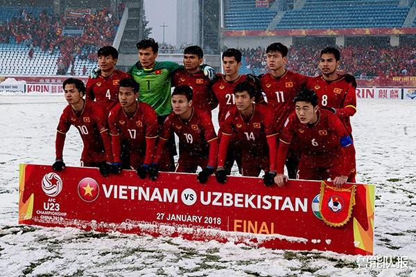 越南联赛取消，国脚回家帮忙收废品，球迷：国足别输给收废品的(2)