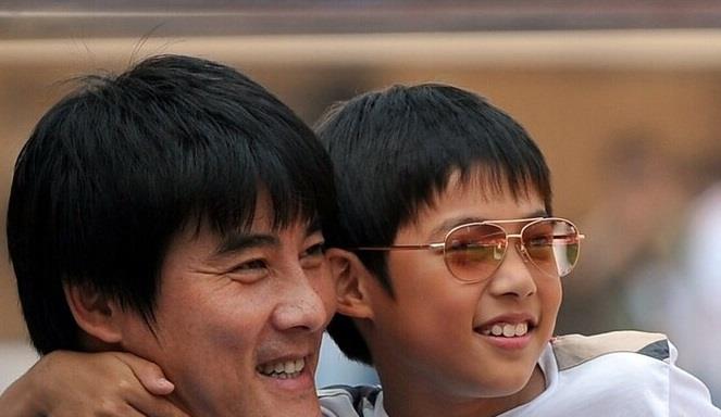 又一位中国球员亮相欧洲联赛，父亲曾是国足主力，未来值得期待(1)