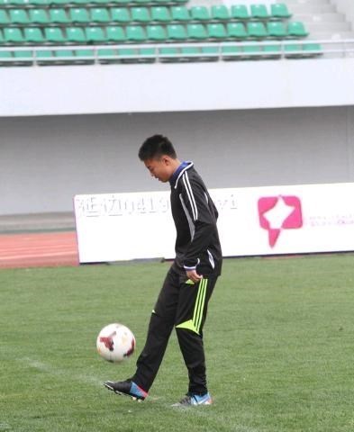 鲁能20岁中卫租借韩国球队，客串前锋送助攻，父亲哥哥都是国脚(4)