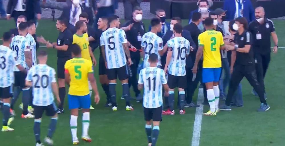 突发！世预赛巴西防疫部门入场与阿根廷球员发生冲突(1)