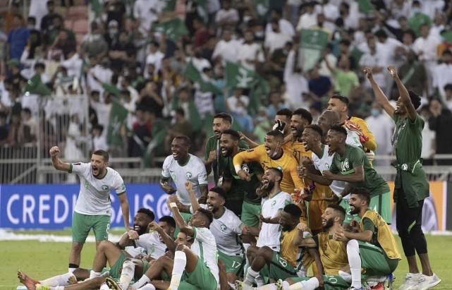 国足迎挑战！沙特将放数万球迷进场，沙媒藐视：B组最强与最弱的对抗(1)