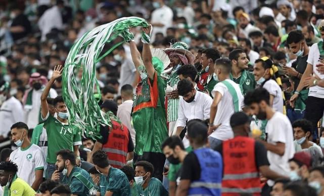 国足迎挑战！沙特将放数万球迷进场，沙媒藐视：B组最强与最弱的对抗(5)
