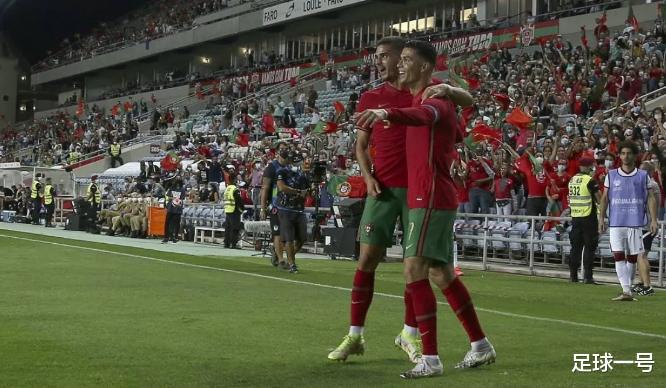 葡萄牙3-0挖出低配本泽马！中锋作用明显，且无私，与C罗配合默契(1)
