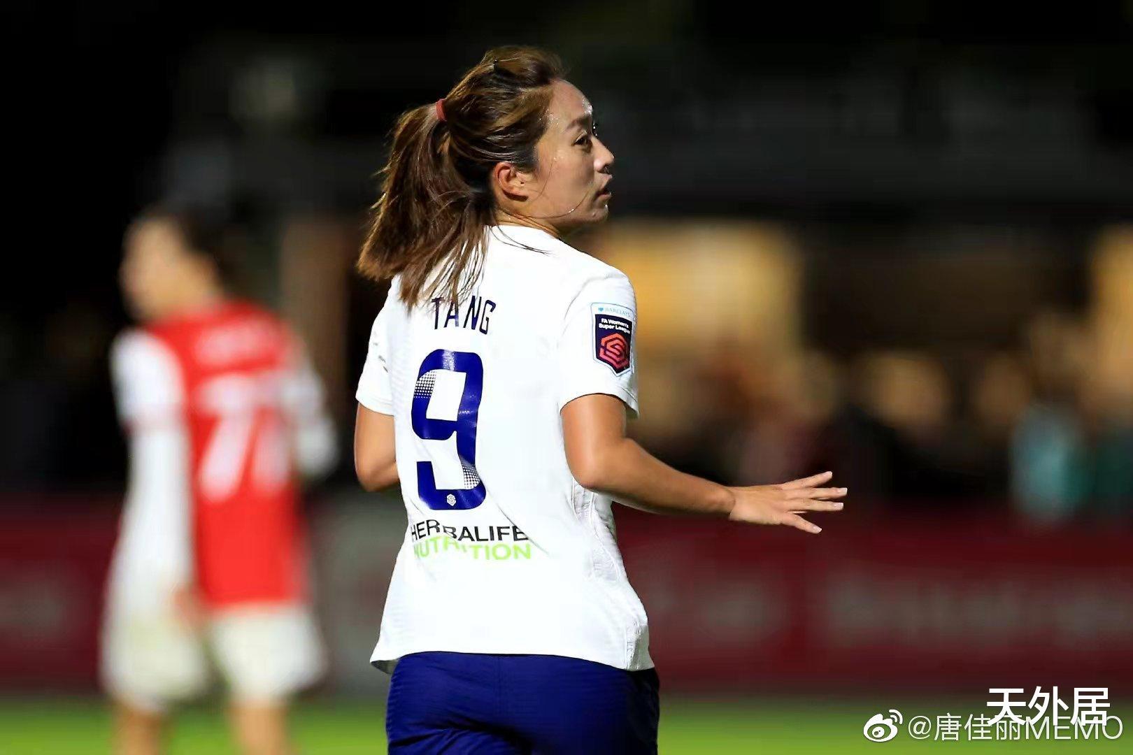 1-0！中国足球振奋1夜：留洋标杆轰全场唯一进球，队友集体拥抱她(1)