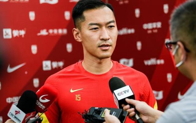 国足队长低调回应越南球迷和媒体言论：嘴上说没用，要看场上较量？(2)