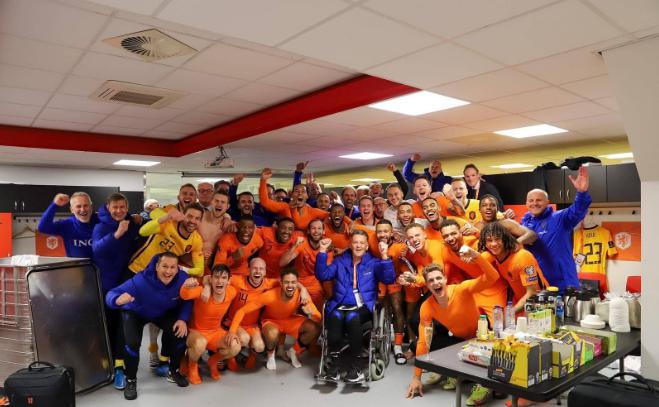 时隔8年荷兰再进世界杯，后“三棍客”时代橙衣军团再起航！(1)