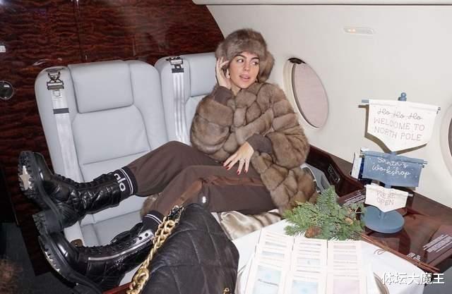 有钱任性！乔治娜带4娃乘私人飞机去北极，身穿貂皮大衣尽显富贵(1)