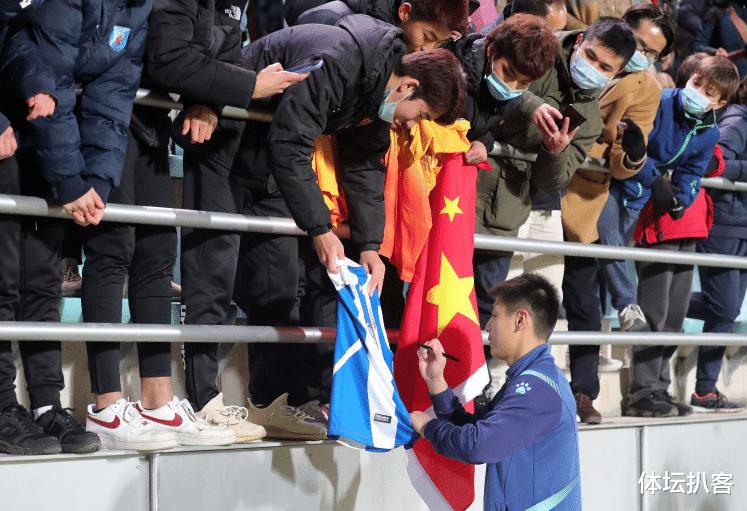 感动！武磊带伤坚持出场，进球后给中国球迷签名，五星红旗很醒目(1)