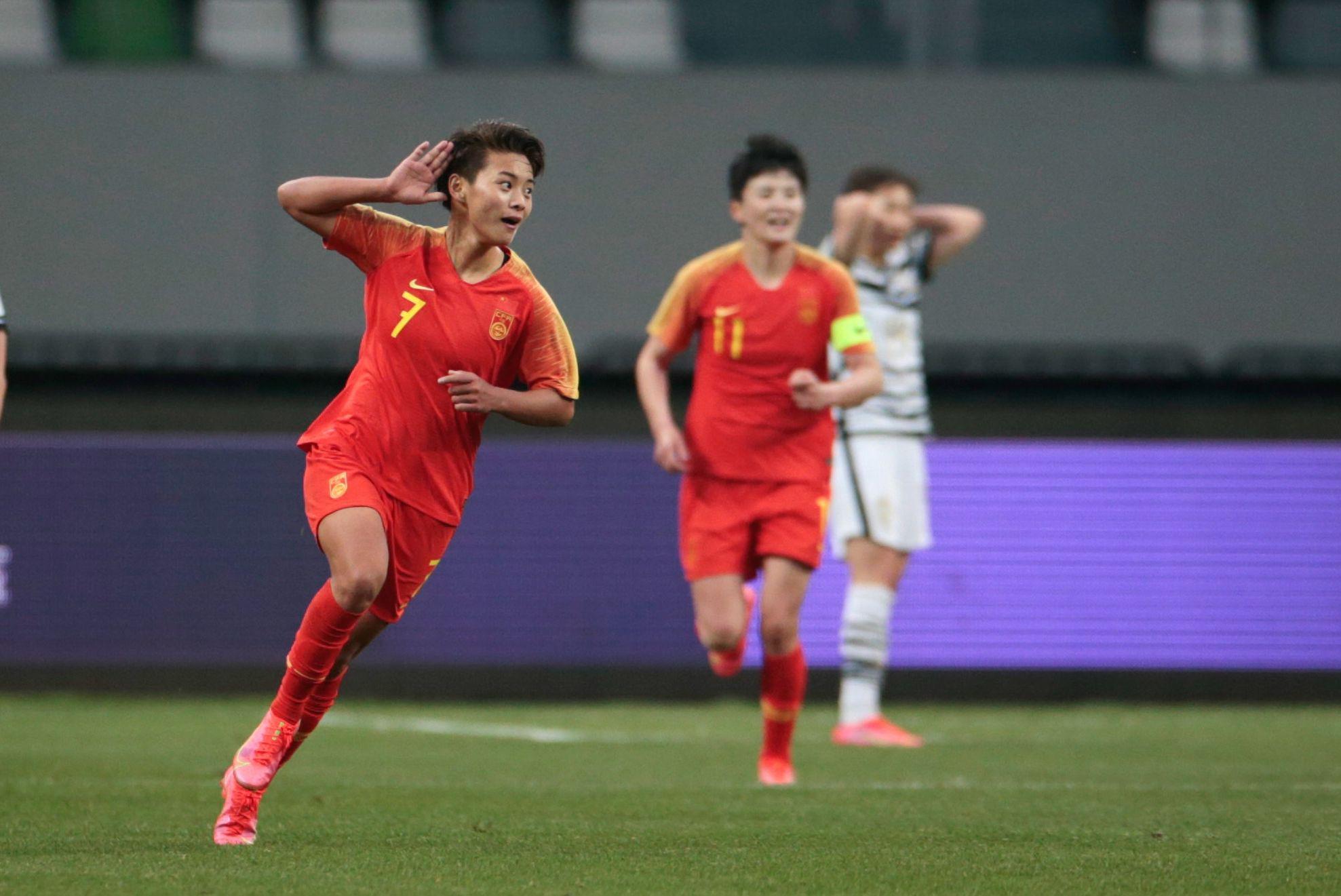 ​中国女足一号球星王霜，姆巴佩都直言佩服，中国球迷的骄傲(2)