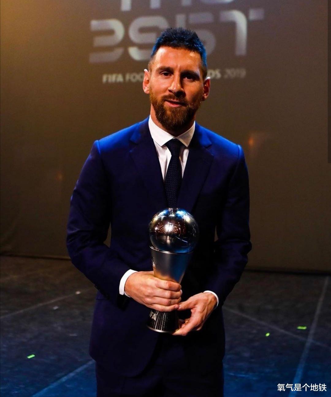 莱万爆冷击败梅西获奖后，居然说：世界足球先生比金球奖更重要！(1)