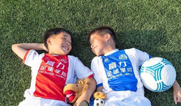 中国足球青训工作的两个难题，13岁现象，成本居高不下(2)