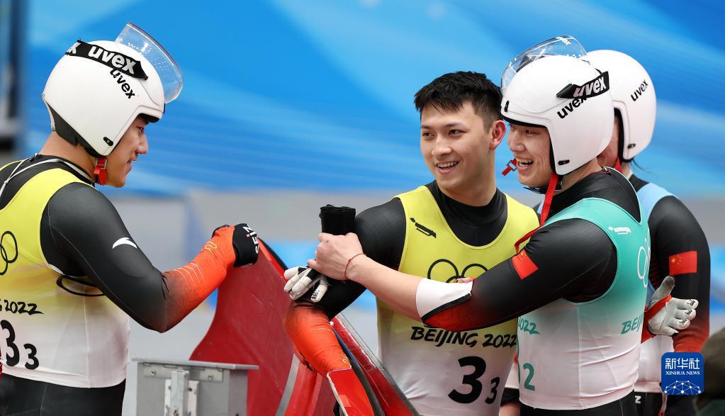中国队选手在雪橇项目团体接力比赛后相互鼓励加油(1)