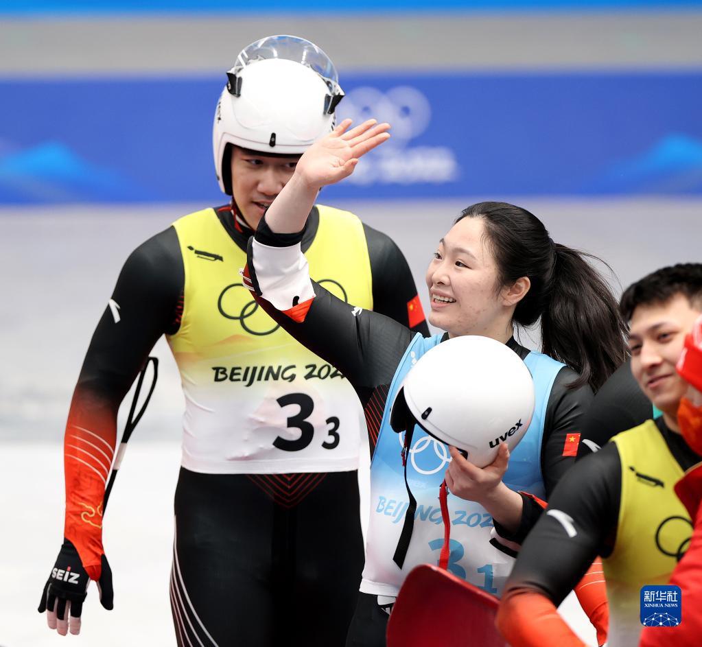 中国队选手在雪橇项目团体接力比赛后相互鼓励加油(2)