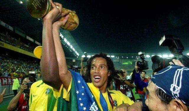 鬼斧神工的一脚！02年世界杯，巴西队为何让年轻小罗主罚任意球？(1)